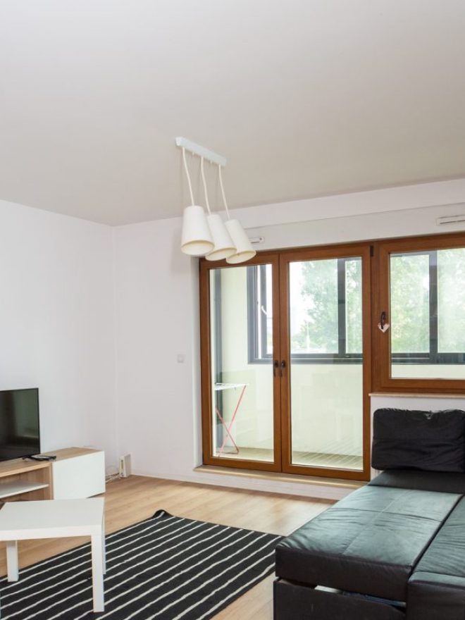 Jasny salon w mieszkaniu przygotowanym do prezentacji