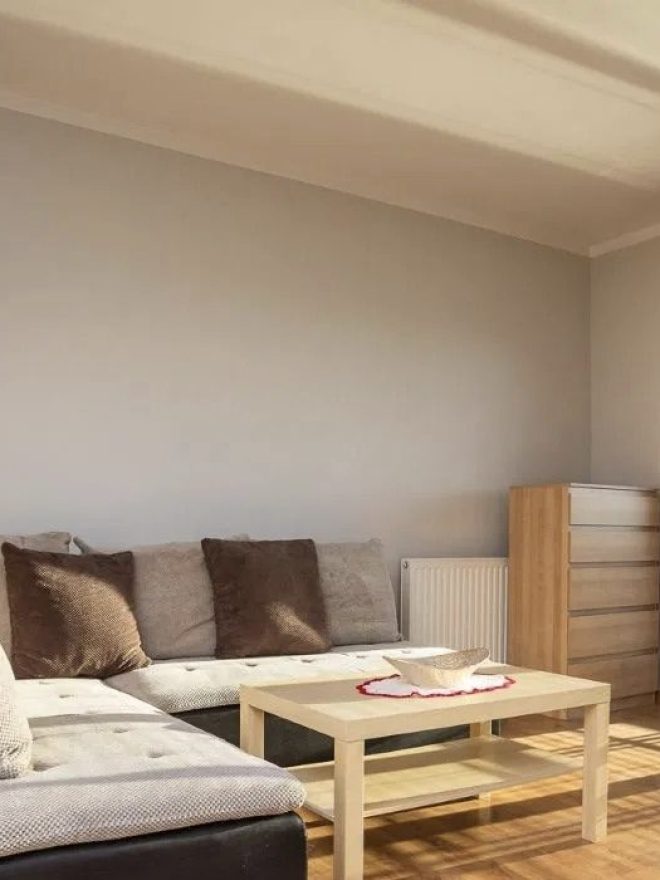 Salon z antresolą w mieszkaniu na wynajem